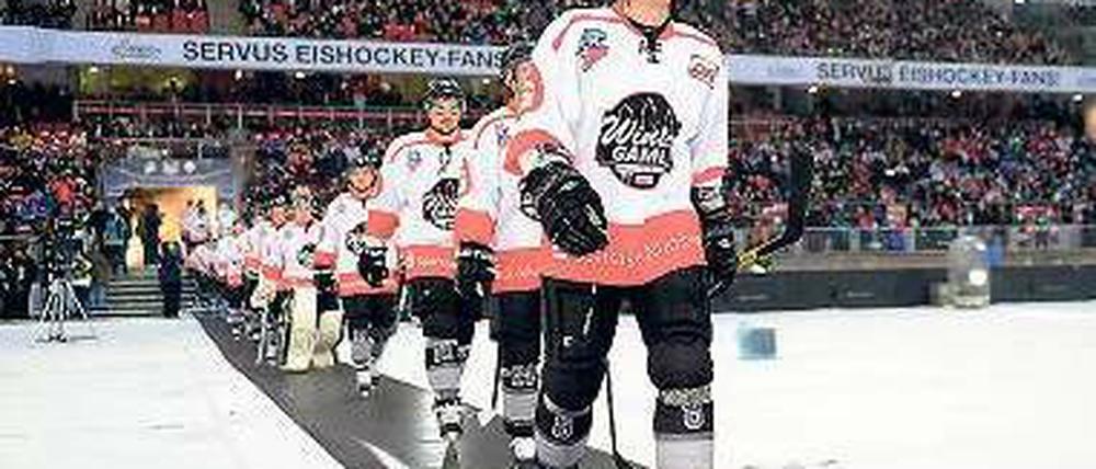 Eishockeyspieler laufen ins Fußballstadion. Vergangenes Jahr spielten die Nürnberg Ice Tigers in Nürnberg gegen die Eisbären vor 50 000 Zuschauern. Foto: Imago