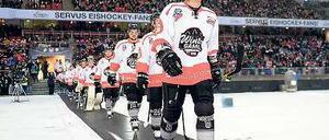 Eishockeyspieler laufen ins Fußballstadion. Vergangenes Jahr spielten die Nürnberg Ice Tigers in Nürnberg gegen die Eisbären vor 50 000 Zuschauern. Foto: Imago