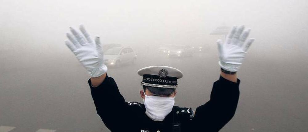 Lebensgefährlich. Nicht nur das Atmen fällt im beißenden Nebel schwer. Der Smog schränkt auch die Sicht der Autofahrer ein. 