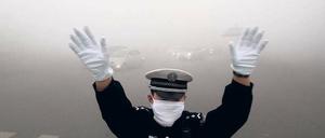 Lebensgefährlich. Nicht nur das Atmen fällt im beißenden Nebel schwer. Der Smog schränkt auch die Sicht der Autofahrer ein.