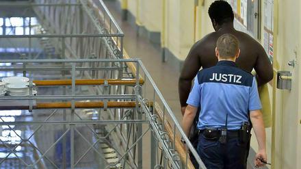 Nenn' sie niemals Schließer, denn sie leisten viel mehr - Sozialarbeit, Begleitung, Kontrolle. In Berlin werden Anwärter für den Justizvollzugsdienst gesucht. 