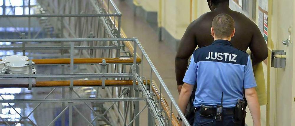 Nenn' sie niemals Schließer, denn sie leisten viel mehr - Sozialarbeit, Begleitung, Kontrolle. In Berlin werden Anwärter für den Justizvollzugsdienst gesucht. 