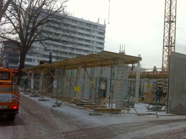 Das neue Büro- und Geschäftsgebäude an der Clayallee neben dem Kaisers nimmt Konturen an.