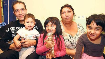 Nazif Mujić mit seiner Familie in einer Berliner Asylbewerberunterkunft.