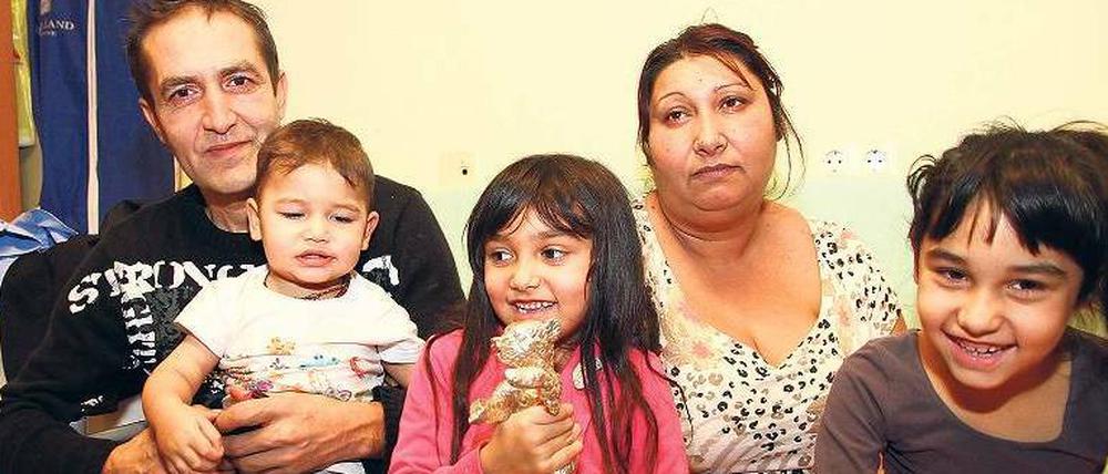 Nazif Mujić mit seiner Familie in einer Berliner Asylbewerberunterkunft.