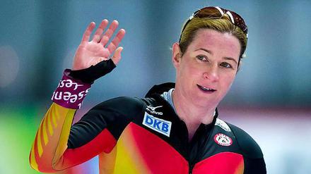 Eine Hand frei. Trägt Claudia Pechstein in Sotschi die deutsche Fahne?