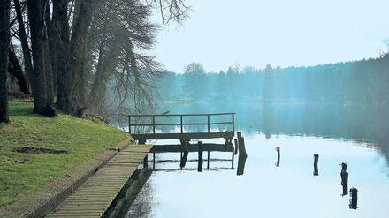 Still ruht der See: Motzen ist das kleine Idyll im Süden Berlins. Der Bootssteg gehört zum Hotel Residenz, das aber auch unter Dach und in geheizten Räumen vieles zu bieten hat. 
