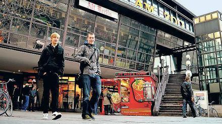 Leben in die Bude. Wenn der Bahnhof modernisiert wird, sollen auch die „Terrassen am Zoo“ wieder eröffnet werden. Das Restaurant war nach der Aufgabe des Halts für Fernzüge 2006 geschlossen worden, weil die Kunden ausgeblieben waren. 