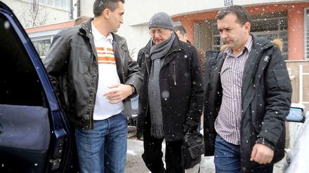 Ausgeliefert. Der ehemalige jugoslawische Geheimdienstchef Josip Perkovic wird von der kroatischen Polizei abgeholt und zum Flughafen Zagreb gebracht. Dort ist er sechs Jahre nach dem ersten Rechtshilfeersuchen aus München an Deutschland ausgeliefert worden. 