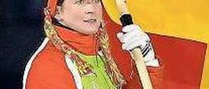 Das kennt sie. 2006 trug Pechstein die Fahne ins Turiner Olympiastadion. Foto: dpa