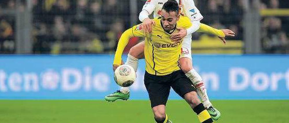 Bremsklops. Dortmunds Pierre-Emerick Aubameyang wird von Augsburgs Tobias Werner geschickt verlangsamt.