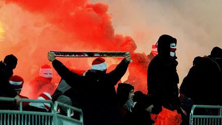 Szenen zum Vergessen. Unions-Fans randalieren in Stockholm.
