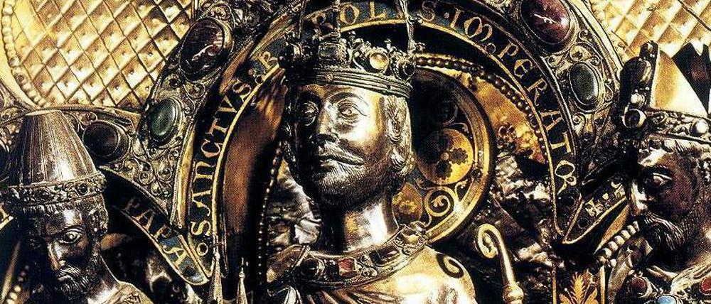 Detail des Karlsschreins im Aachener Dom aus dem 13. Jahrhundert. Karl hält die Kirche in der rechten Hand. 