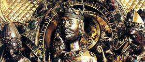 Detail des Karlsschreins im Aachener Dom aus dem 13. Jahrhundert. Karl hält die Kirche in der rechten Hand. 