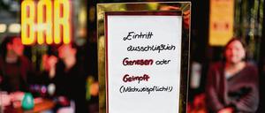 Die in Hamburg eingeführte 2-G-Regel besagt, dass nur noch Geimpfte und Genesene die jeweiligen Betriebe betreten dürfen.