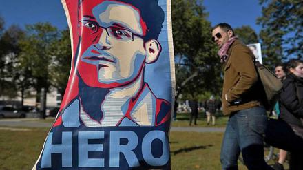 Ein Held für gewisse Kreise. Eine Snowden-Flagge im Oktober 2013 bei Protesten gegen die Überwachung der NSA in Washington, D.C.