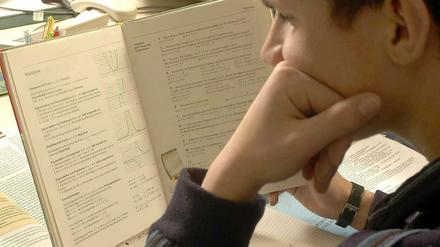 Wie viel Büffeln ist gut? Je nach Gymnasium gibt es große Unterschiede bei der Belastung der Schüler. Manche Schulen gehen bei der Stundenplangestaltung geschickter vor, so dass die Schüler weniger Leerlauf haben und früher nach Hause kommen.