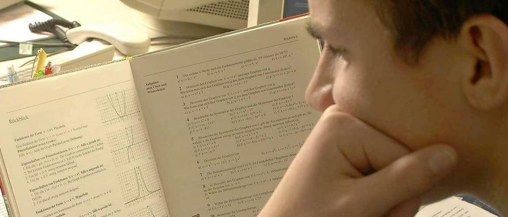 Wie viel Büffeln ist gut? Je nach Gymnasium gibt es große Unterschiede bei der Belastung der Schüler. Manche Schulen gehen bei der Stundenplangestaltung geschickter vor, so dass die Schüler weniger Leerlauf haben und früher nach Hause kommen.