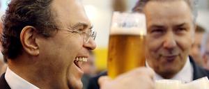 Abstinenzler sollte man nicht sein: Agrarminister Hans-Peter Friedrich (CSU) und der Regierende Bürgermeister Klaus Wowereit (SPD) kosten Bier auf der Grünen Woche. 