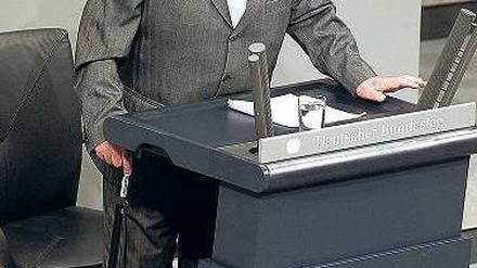Erinnerung an 1944. Der 95-jährige Granin im Bundestag. Foto: dpa