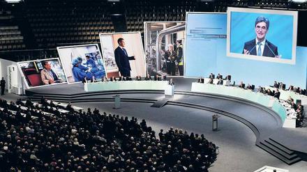 Volles Haus. In der Münchener Olympiahalle wirbt Siemens-Chef Joe Kaeser bei Aktionären und Mitarbeitern um Vertrauen. Zahlen spielen im Vortrag des ehemaligen Finanzvorstandes eine eher untergeordnete Rolle.