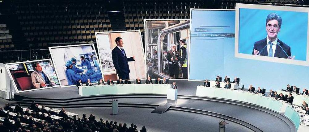 Volles Haus. In der Münchener Olympiahalle wirbt Siemens-Chef Joe Kaeser bei Aktionären und Mitarbeitern um Vertrauen. Zahlen spielen im Vortrag des ehemaligen Finanzvorstandes eine eher untergeordnete Rolle.
