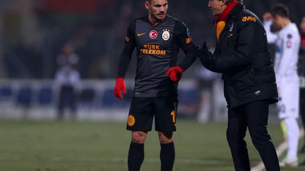 Internationales Flair: Zu viele Ausländer wie Wesley Sneijder (l.) darf Roberto Mancini (r.) aber nicht im Kader haben.