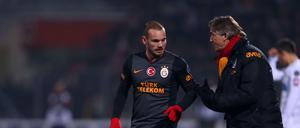 Internationales Flair: Zu viele Ausländer wie Wesley Sneijder (l.) darf Roberto Mancini (r.) aber nicht im Kader haben.