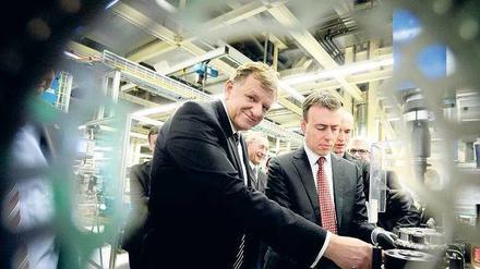 Hoher Besuch. Daimler-Vorstand Renschler (links) führte im Januar den baden-württembergischen Wirtschaftsminister Nils Schmid durch ein Mercedes-Werk. 