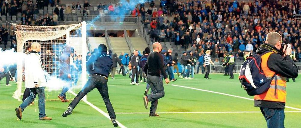 Szenen eines Platzsturms. Das Testspiel des 1. FC Union am Sonnabend bei Djurgardens IF musste wegen Ausschreitungen beider Fanlager abgebrochen werden.