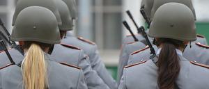 Geschlechterkampf. Viele Soldatinnen klagen dem neuen Wehrbericht zufolge über Diskriminierungen. Aus Angst vor Nachteilen gebe es allerdings häufig Hemmungen, solche Vorkommnisse zu melden.
