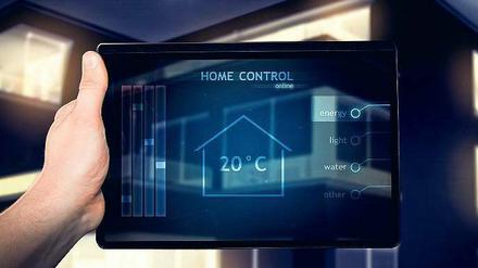 Auf einen Wisch. Heizung, Licht, Rollläden, Türschlösser, Alarmanlage – mit modernen Systemen lassen sich ganze Häuser über eine App steuern. 