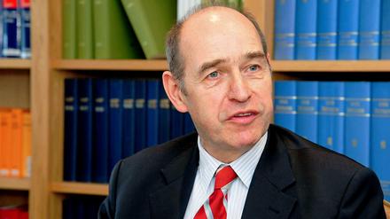 Hubertus Primus (58) ist seit zwei Jahren Chef der Stiftung Warentest. Der Jurist kam 1990 zur Stiftung, als Redakteur für „Finanztest“. Zwei Jahre später übernahm er die Chefredaktion. 1999 wurde Primus Chefredakteur der Zeitschrift „Test“ und zog in die Geschäftsleitung ein.