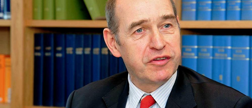 Hubertus Primus (58) ist seit zwei Jahren Chef der Stiftung Warentest. Der Jurist kam 1990 zur Stiftung, als Redakteur für „Finanztest“. Zwei Jahre später übernahm er die Chefredaktion. 1999 wurde Primus Chefredakteur der Zeitschrift „Test“ und zog in die Geschäftsleitung ein.