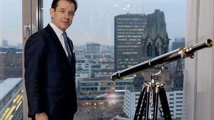 Die Stadt im Blick. Seit Oktober leitet Gregor Andréewitch das Waldorf-Astoria. Von der Bibliothek des Hauses gibt es einen eindrucksvollen Blick auf die Gedächtniskirche. 