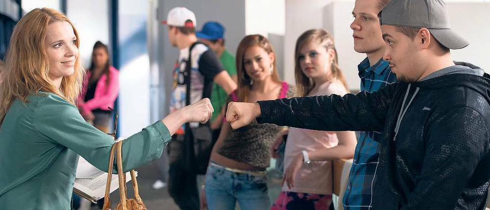 Eine Szene aus dem Film "Fack ju Göhte": Schüler begrüßen eine Lehrerin.