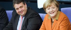 Sigmar Gabriel und Angela Merkel zeigen sich höchst zufrieden mit den bisherigen Ergebnissen den GroKo.
