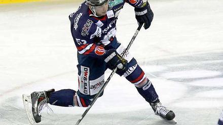 Lichtblick. Youngster Sven Ziegler traf auch gegen Krefeld und macht zumindest Hoffnung für die Zukunft.