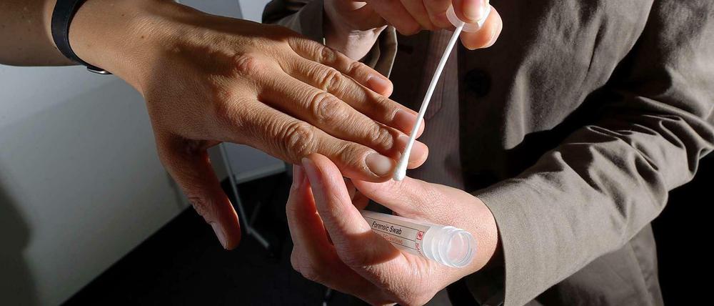 Beweissicherung. Eine Ärztin nimmt eine Probe bei einer Patientin.