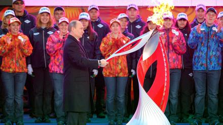 Wärmt sich am Olympischen Feuer: Russlands Staatspräsident Wladimir Putin.