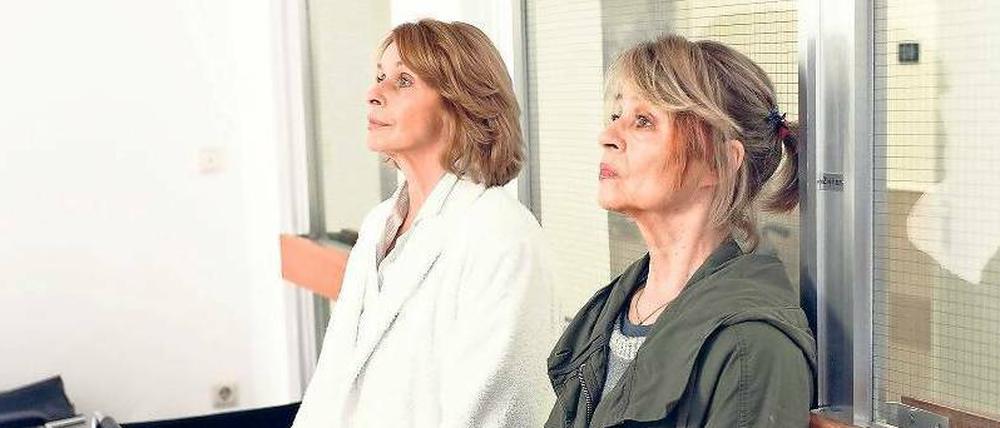 Nichts wie raus ins Leben. Almuth (Senta Berger, links) und Rita (Cornelia Froboess) flüchten aus dem Krankenhaus. Foto: ARD
