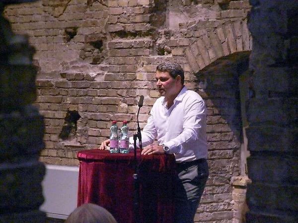 Hörsaal Medizinhistorisches Museum der Charité. Zeitung im Salon mit Prof. Dr. Michael Tsokos und Dr. Hartmut Wewetzer. Lesung aus Tsokos Buch "Dem Tod auf der Spur". 