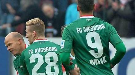Augsburger Jubel über den zwischenzeitlichen Ausgleich durch Tobias Werner (l.).