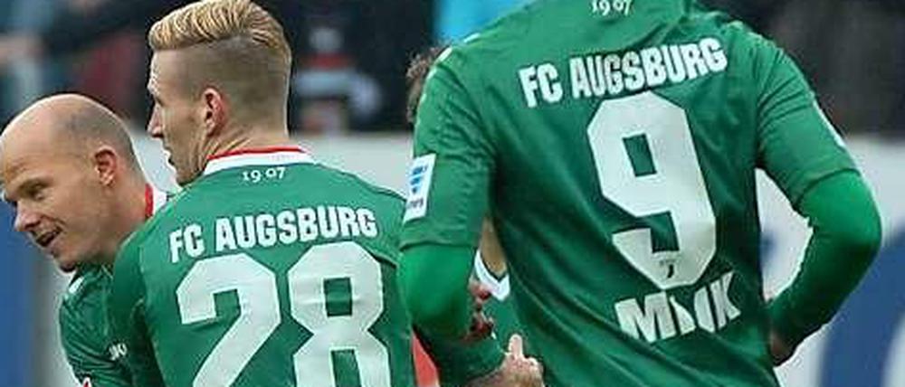 Augsburger Jubel über den zwischenzeitlichen Ausgleich durch Tobias Werner (l.).