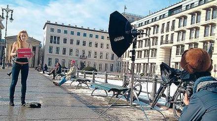 Kalt, gestellt. Auf dem Pariser Platz zogen sich Berliner aus, um für die Kältehilfe zu werben. 