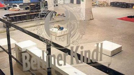 Na dann, Prost! In der ehemaligen Kindl-Brauerei in Neukölln soll ab heute gefeiert werden. Betreiber Conny Opper muss eigentlich 1000 Quadratmeter Fläche bespielen – und hängt zur Eröffnung heute erst einmal die Hälfte ab.