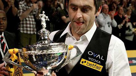 Ronnie O’Sullivan mit der WM-Trophäe, die nicht mit nach Berlin durfte.