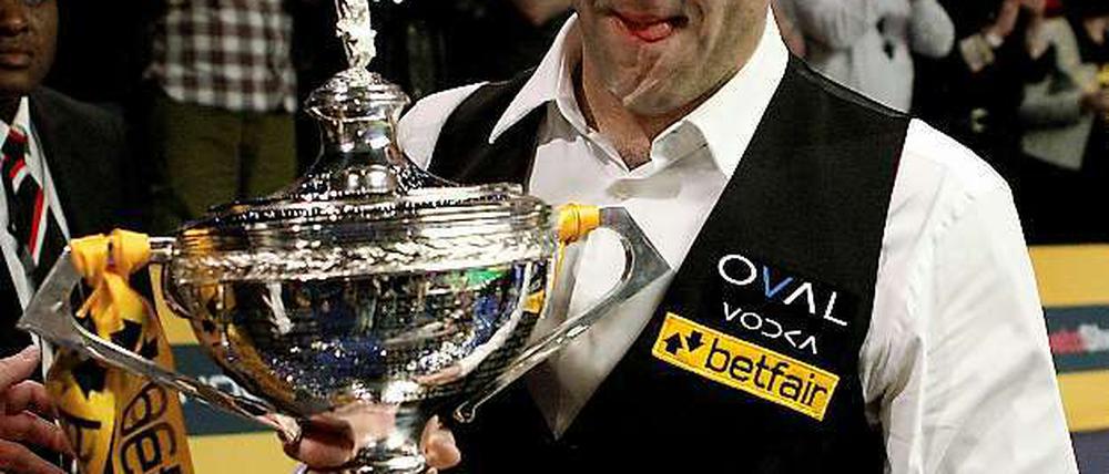 Ronnie O’Sullivan mit der WM-Trophäe, die nicht mit nach Berlin durfte.