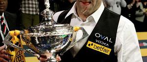 Ronnie O’Sullivan mit der WM-Trophäe, die nicht mit nach Berlin durfte.