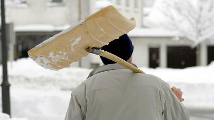 Kampf dem Winter. Nachdem Schnee gefallen ist, muss sofort geräumt werden - unter Umständen auch mehrmals am Tag.